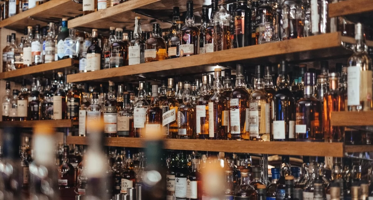 Materiał zewnętrzny, Szkocka whisky wybrać butelkę przepłacić - zdjęcie, fotografia