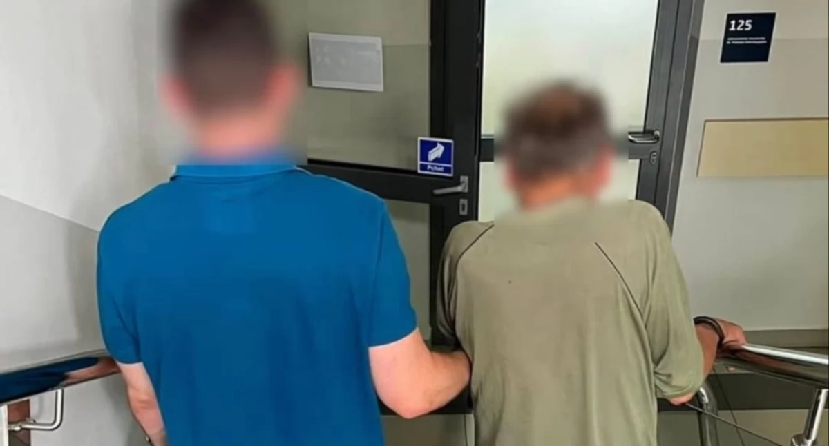 Kronika kryminalna, zapłacił koszyk zakupów alkohol plecaku - zdjęcie, fotografia