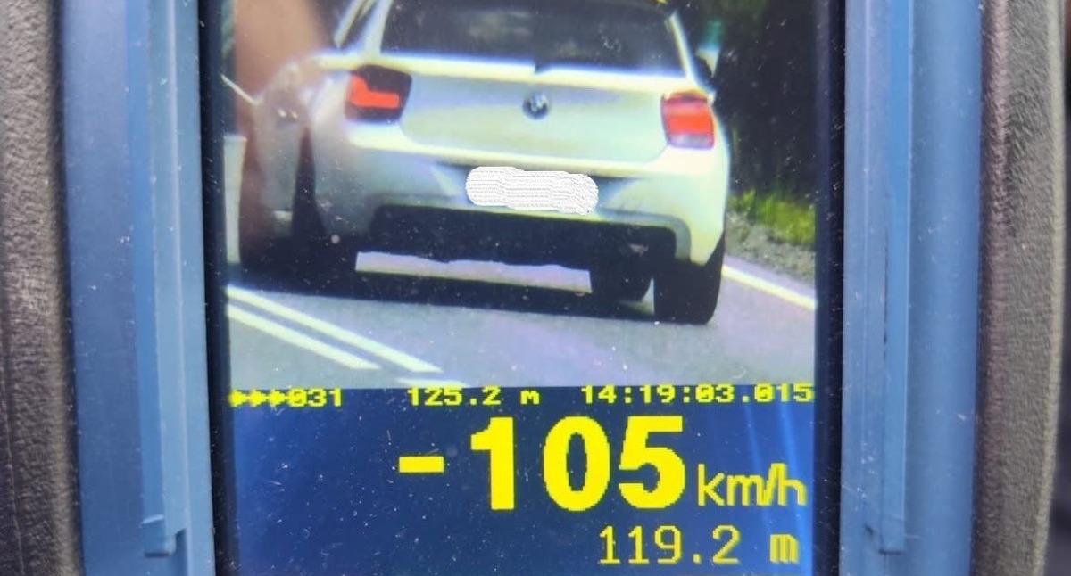 Komunikaty ostrzeżenia policji, Cztery prawa jazdy godziny Kierowcy pędzili przez miejscowości powiatu suskiego - zdjęcie, fotografia