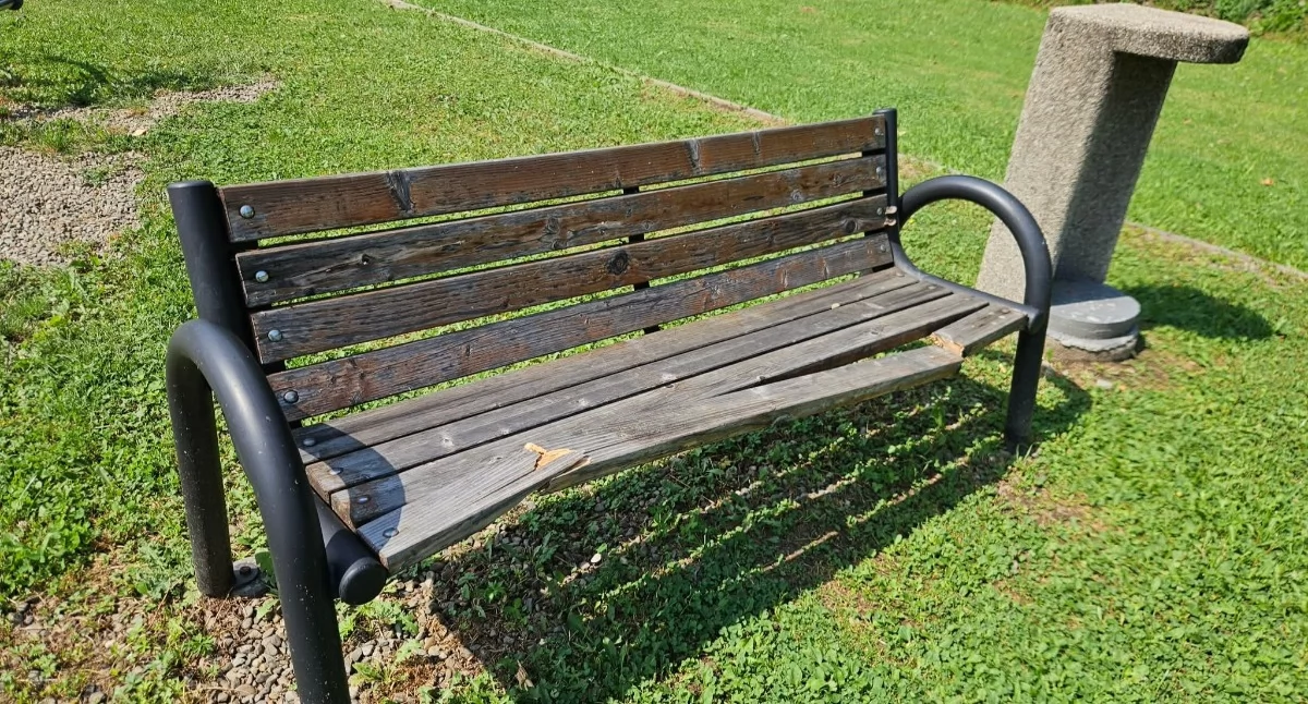 Nasze sprawy, Kolejna dewastacja mienia publicznego Makowie Podhalańskim - zdjęcie, fotografia
