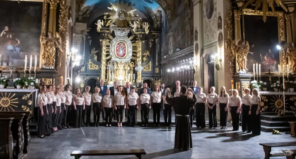 Religia, Święto Kalwaryjskiej Posłuchaj muzycznej modlitwy chóru - zdjęcie, fotografia