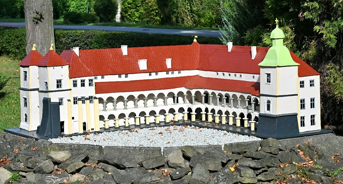 Informacje urzędowe, Miniatura Zamku Suskiego odzyskała dawny wygląd - zdjęcie, fotografia