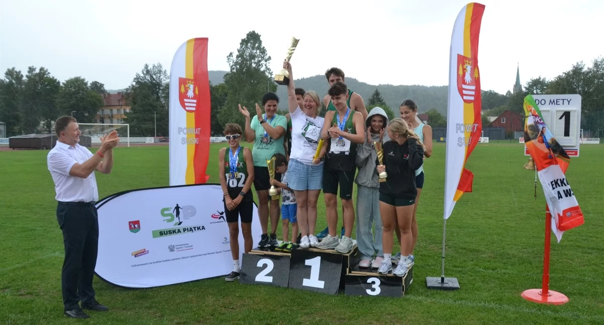 Lekkoatletyka, Magdalena Zachura Paweł Zachura Krzysztof Łuczak najszybsi sztafecie szwedzkiej Puchar Starosty Suskiego - zdjęcie, fotografia