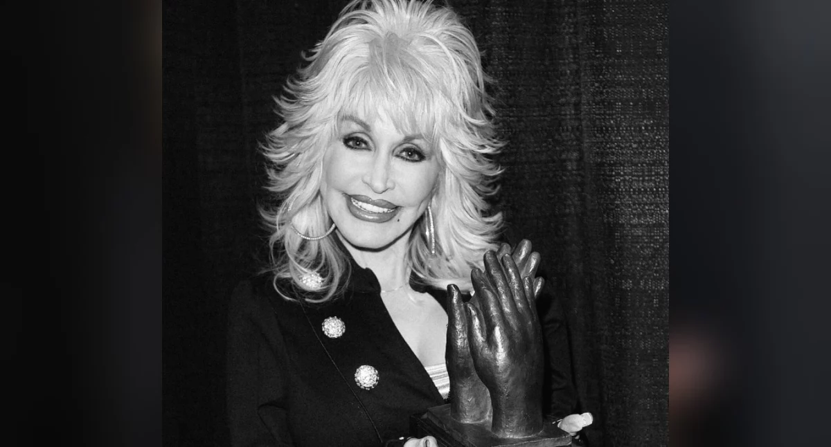 Dolly Parton accepting Liseberg Applause Award 2010 CC BY 3.0