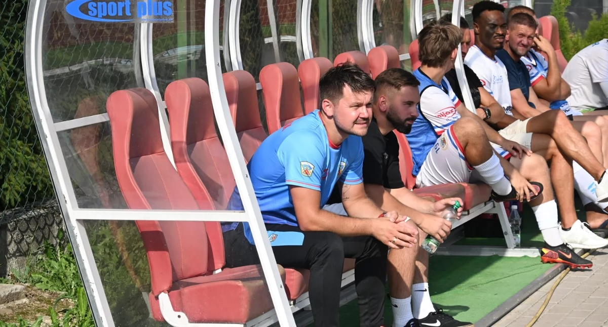 Piłka nożna, Koniec miesiąca miodowego Halniak nowego trenera - zdjęcie, fotografia