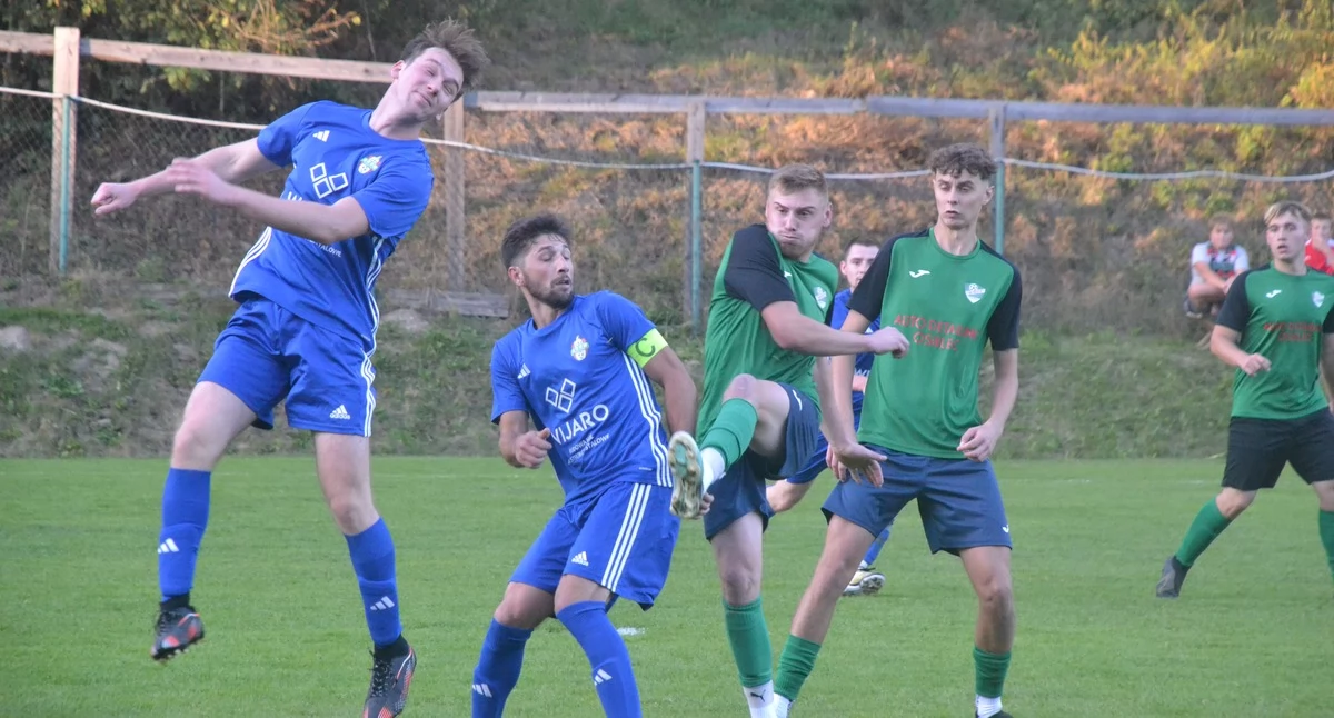 Piłka nożna, KLASA WADOWICE Podwójne derby rewanż pytanie Pietrusę - zdjęcie, fotografia