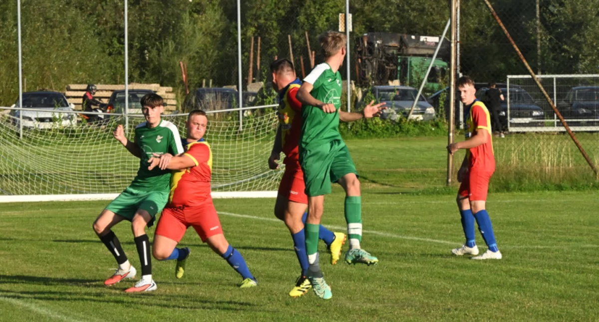 Piłka nożna, KLASA WADOWICKA Derby rewanże kolejna długa podróż Bieni - zdjęcie, fotografia