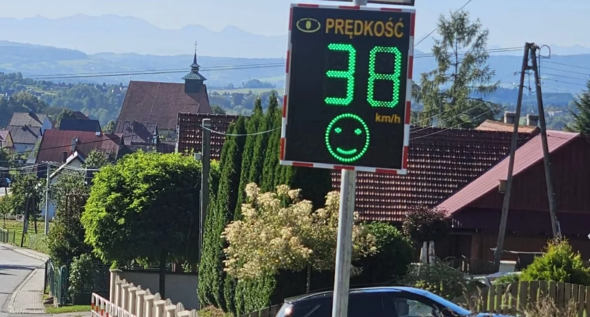 Drogi i Transport, Tablice mierzą prędkość Naprawie - zdjęcie, fotografia