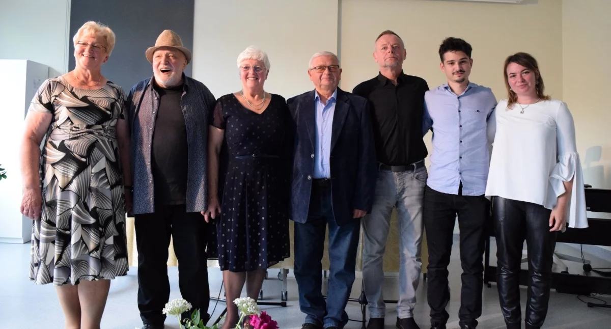 Literatura i poezja, Podwójny Salon Poezji Suchej Beskidzkiej Historia romantyczna jesień jednym spotkaniu - zdjęcie, fotografia