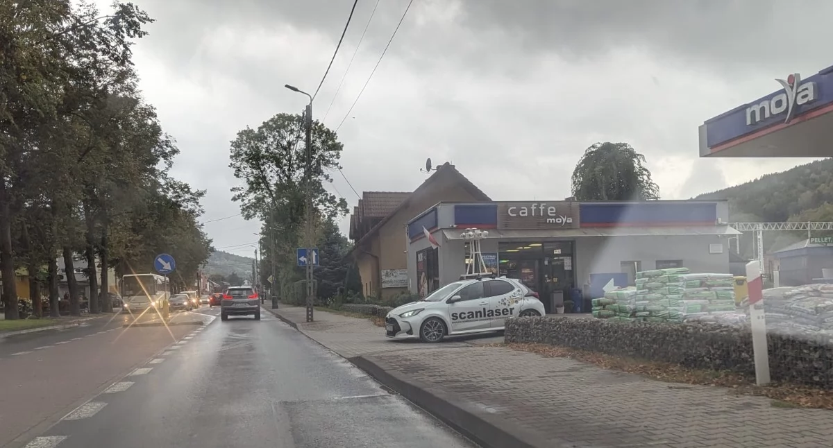 Drogi i Transport, Samochód kamerą dachu jeździł Suchej Beskidzkiej sprawdzał - zdjęcie, fotografia