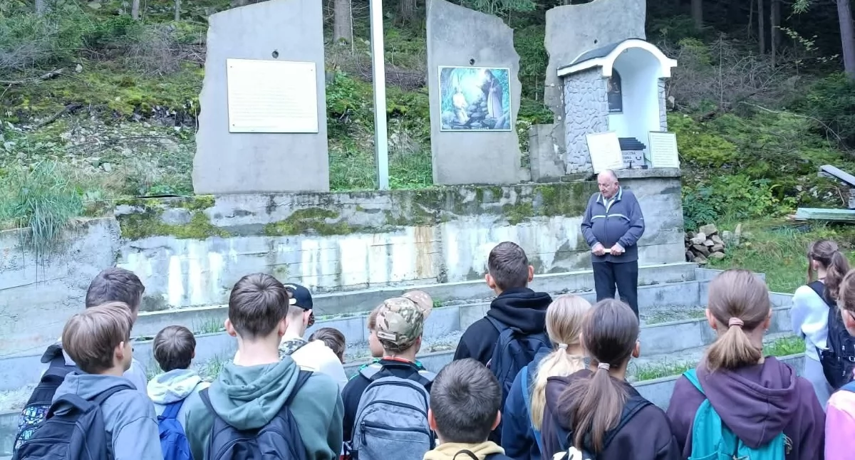 Ze szkolnej ławy, Lekcja żywej historii wiary Wyjątkowa wycieczka uczniów Krzeszowie Kukowa - zdjęcie, fotografia