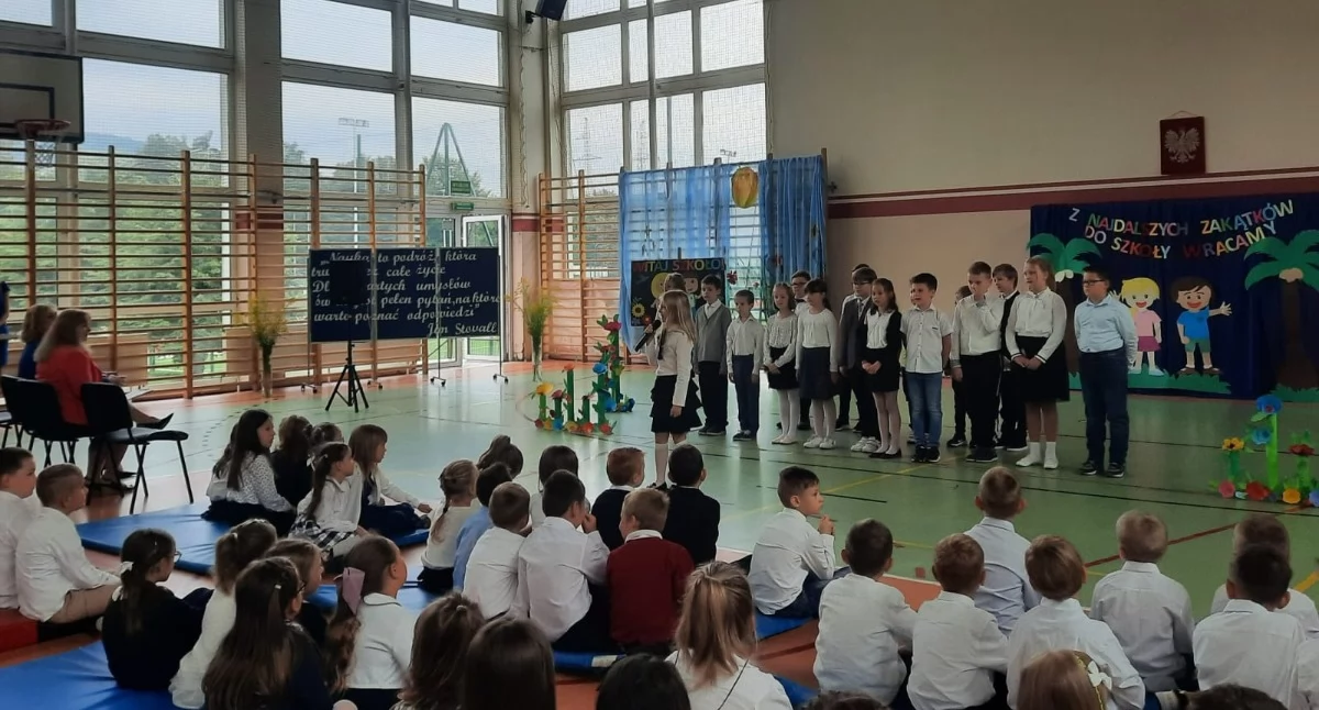Ze szkolnej ławy, uczniów chodzi szkół Suchej Beskidzkiej Znamy szkolny 2026/2027 - zdjęcie, fotografia