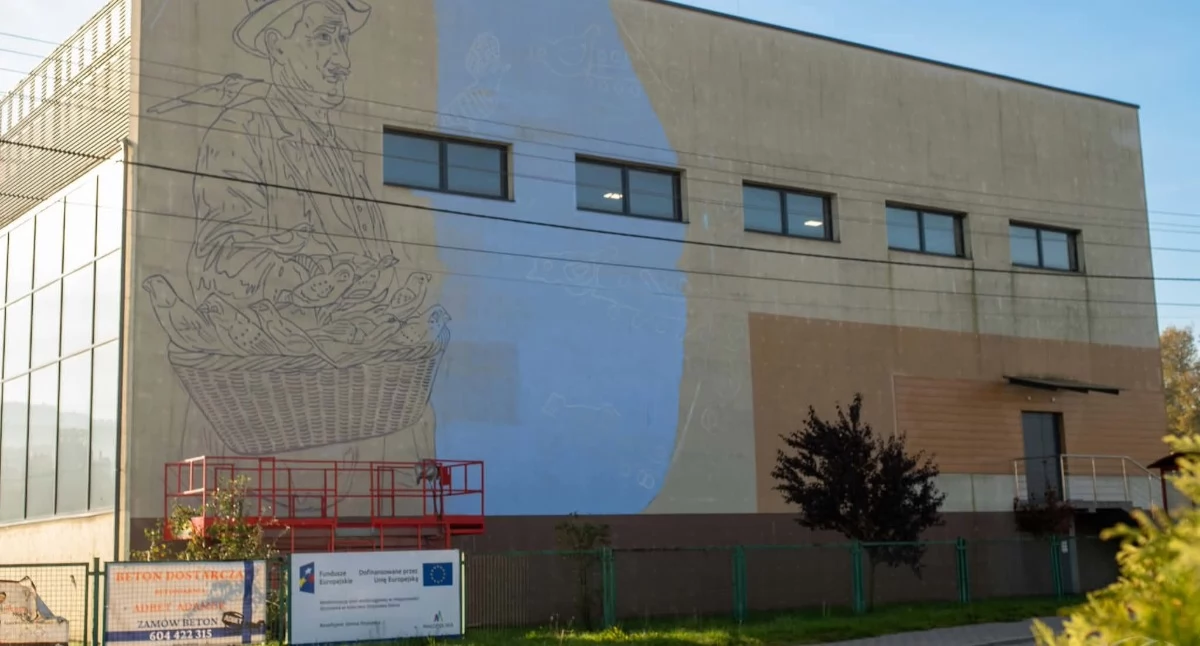 Folklor i Tradycje , Powstaje pierwszy mural gminie Stryszawa! zobaczymy ścianie Szkole Podstawowej - zdjęcie, fotografia