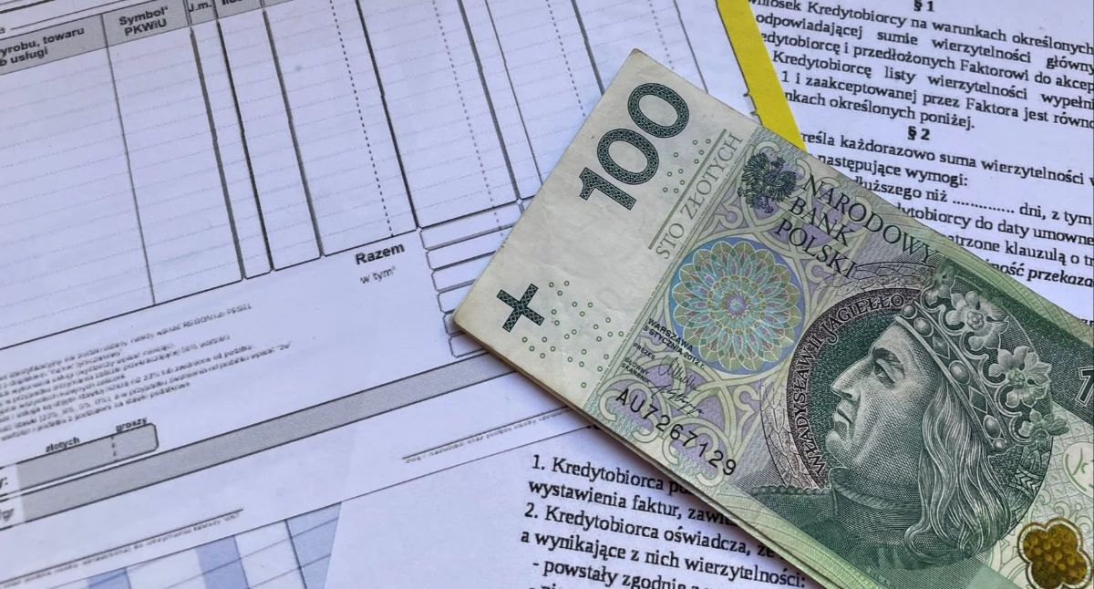 Materiał zewnętrzny, Rodzice dają pieniądze zrobić żeby fiskus dostał - zdjęcie, fotografia