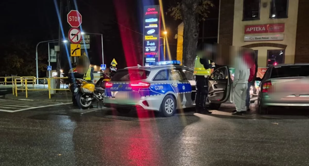 Wypadki drogowe, Zderzenie samochodu motocyklem rynku Jordanowie - zdjęcie, fotografia