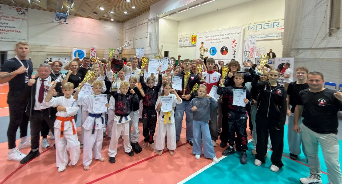 Sporty walki , Sukces karateków Bystrej Podhalańskiej Osielca! Sebastian Łukaszka najlepszym zawodnikiem turnieju Olkuszu - zdjęcie, fotografia