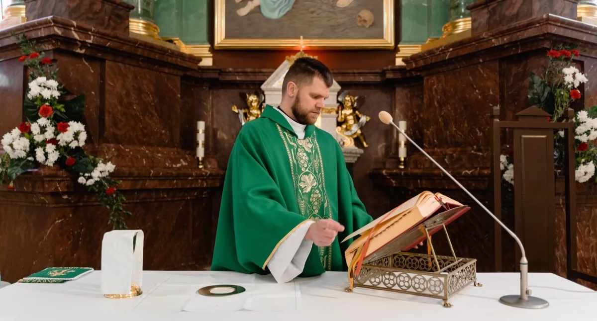 Materiał zewnętrzny, odpustu Adwentu parafie kompletują zakrystię liturgiczny - zdjęcie, fotografia