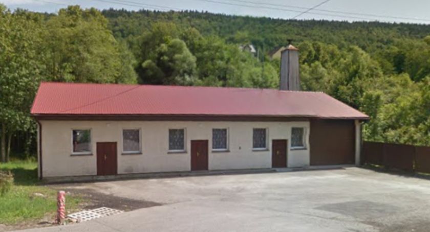 W remizie w Tarnawie Dolnej póki co brama garażowa jest za niska, by przyjąć nowy wóz. Fot. Google Maps