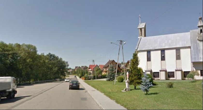 Mieszkańcy Toporzyska chcą zamontowania progów zwalniających w rejonie miejscowego kościoła. Fot. Google Maps. 