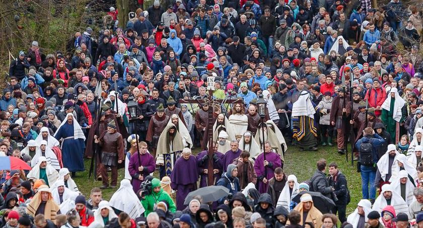 Widowiskowe, ale będące zarazem dla wiernym niezwykłym przeżyciem misterium co roku gromadziło tłumy. Fot. Sucha24.pl