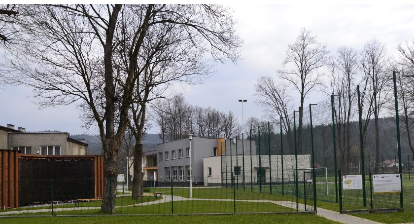 Część rządowej dotacji ma zostać wydana na zakup nagłośnienia i montaż paneli słonecznych na terenie kompleksu sportowo-rekreacyjnego w Zembrzycach. Fot. Sucha24.pl