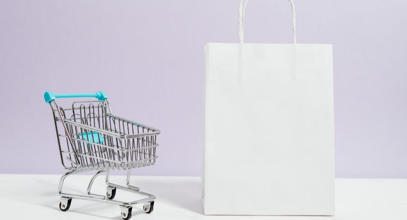 Źródło: https://www.pexels.com/pl-pl/zdjecie/reka-internet-klawiatura-zakupy-5632402/