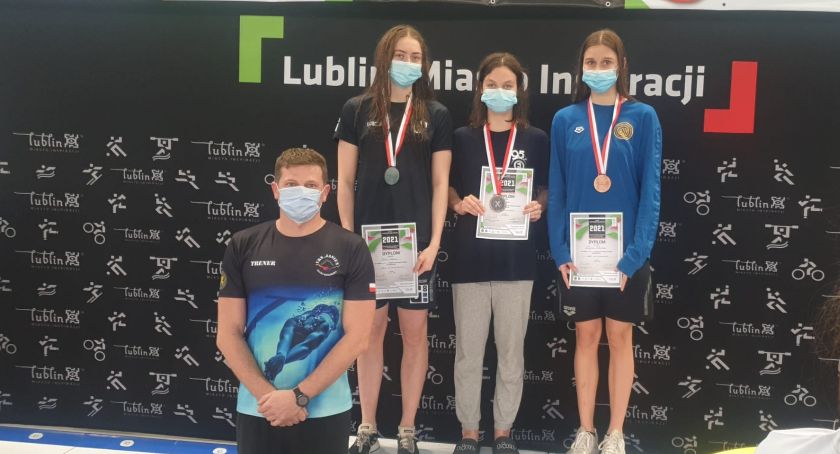 Ewa Wrona na najwyższym podium mistrzostw Polski. Obok trener Łukasz Miklusiak. 