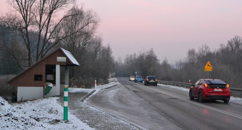 Od granicy z Budzowem w kierunku Zembrzyc obecnie pieszym zostaje jedynie poruszanie się poboczem. Fot. Sucha24.pl 