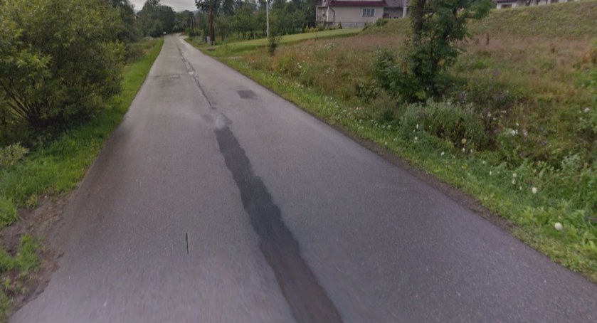 Jeszcze jakiś czas temu droga powiatowa w Bieńkówce była tylko smołowana środkiem jezdni. Obecnie w wielu miejscach występują na niej dziury. 