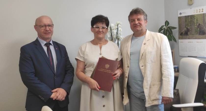 Małopolski Państwowy Wojewódzki Inspektor Sanitarny w Krakowie Jarosław Foremny (z prawej) mianował w obecności starosty suskiego Józefa Bałosa Janinę Gołuszkę na kolejną kadencję Państwowego Powiatowego Inspektora Sanitarnego w Suchej Beskidzkiej/Fot. PSSE w Suchej Beskidzkiej. 