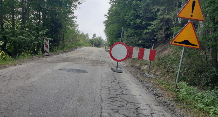 Informacji o zamknieciu drogi z Zawoi do Makowa Podhalańskiego próżno szukać na jej początku