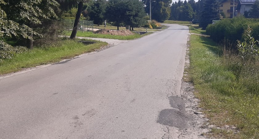 Mieszkańcy ul. Gen. Maczka wnoszą o remont ulicy i budowę przy niej chodnika