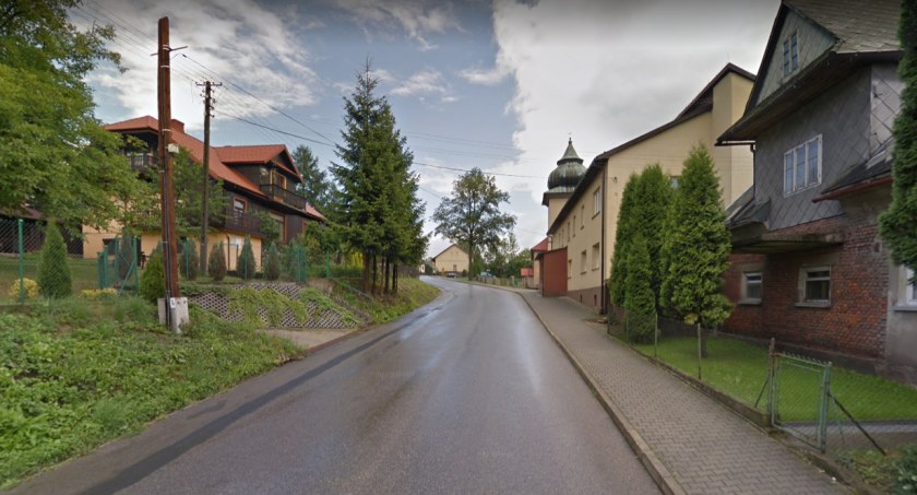 W ocenie starosty wytyczenie przejścia dla pieszych przy Przedszkolu Samorządowym w Bieńkówce jest niemożliwe z powodów technicznych/Fot. GoogleMaps