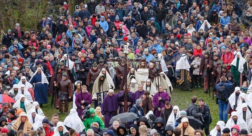 Widowiskowe, ale będące zarazem dla wiernym niezwykłym przeżyciem misterium co roku gromadziło tłumy. Fot. Sucha24.pl