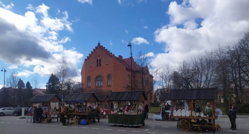 Zdjęcie kiermaszu wielkanocnego na tle budynku Urzędu Miasta Jordanów/Fot. A.Reczek