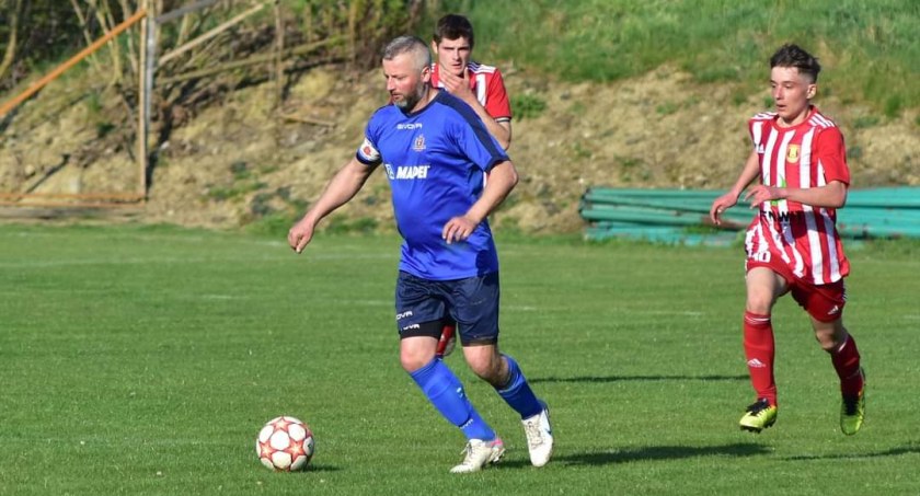 Grający prezes Żurawia Krzeszów, Krzysztof Ćwiertnia zdobył gola numer 100 dla Żurawia Krzeszów- lidera  suskiej A-klasy