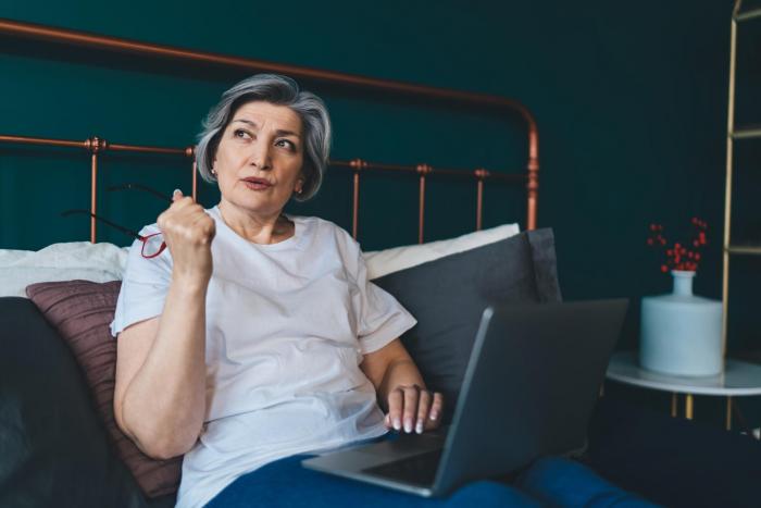Kobieta przy laptopie - sukcesja firmy, śmierć właściciela