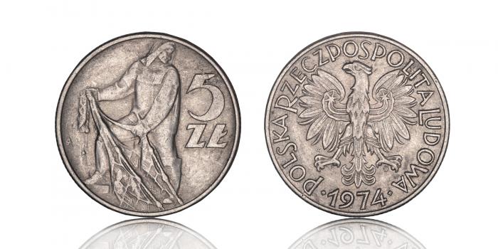 Stare pieniądze polskie z okresu PRL i wcześniejszych lat – przykład monet używanych w Polsce w tamtym czasie.