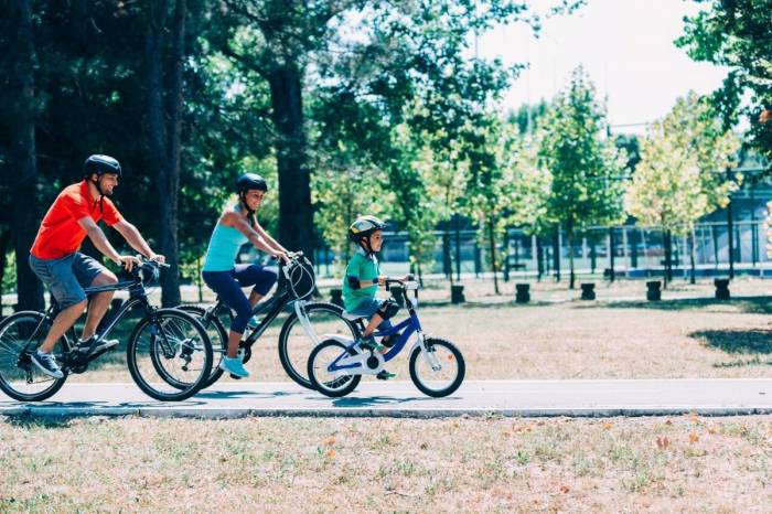 Rodzina na trasie Rodzina na trasie rowerowej Velo Dunajec w Tarnowie