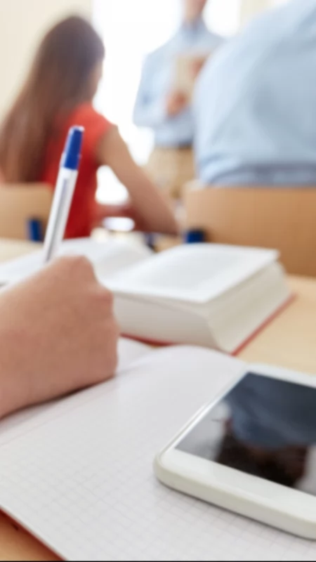 Koniec z komórkami w szkołach! Rząd przyjął projekt nowych przepisów