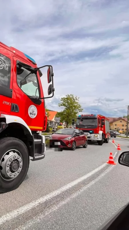 Potrącenie motorowerzysty w Stryszawie. Mężczyzna zabrany do szpitala