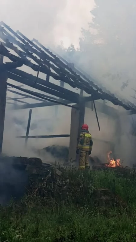 Pożar budynku gospodarczego w Budzowie. Trwa akcja gaśnicza