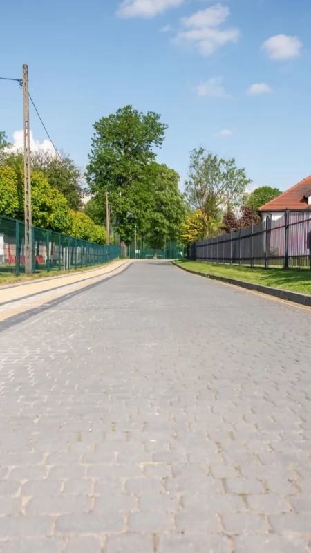 Koniec drogowej udręki w centrum Zembrzyc. Poszerzenie jezdni przy Urzędzie Gminy zakończone