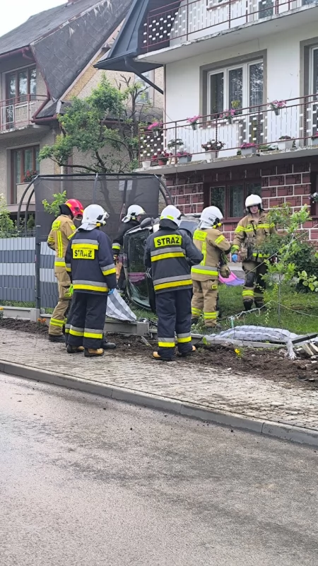 Dachowanie samochodu w Sidzinie. Jedna osoba poszkodowana
