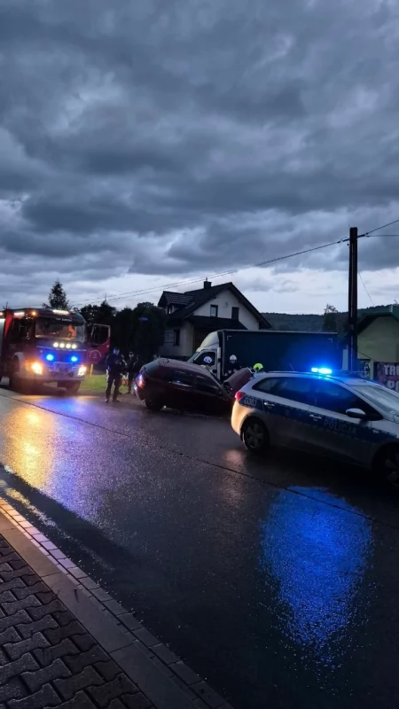 Samochód w rowie w Budzowie. Pojazd wystaje na jezdnię, ruch odbywa się wahadłowo