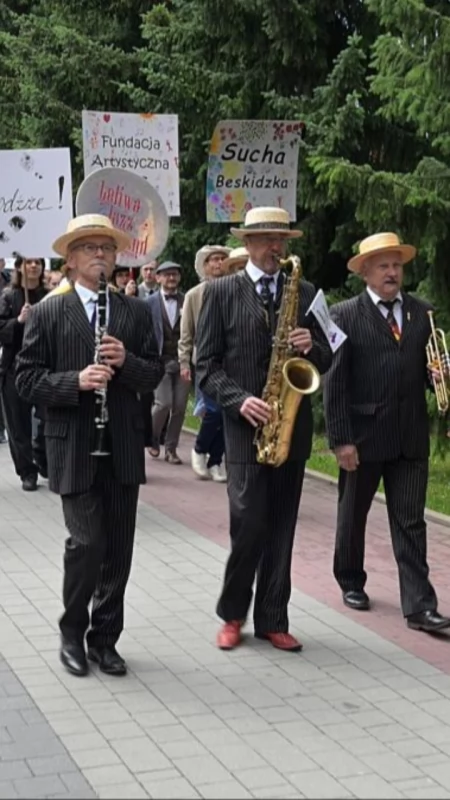 Jazz wyszedł na ulice Suchej Beskidzkiej. Tak wyglądała pierwsza Parada Nowoorleańska