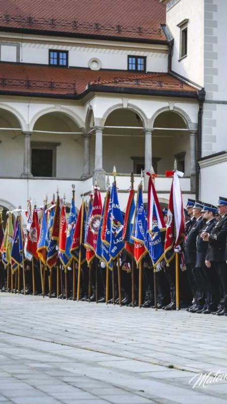 140 lat straży pożarnej w Suchej Beskidzkiej. Wielki jubileusz na dziedzińcu zamkowym