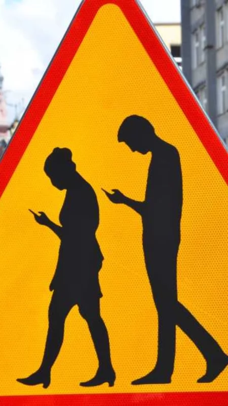Będą ostrzegać przed „komórkowcami”? Jest apel o nowe znaki