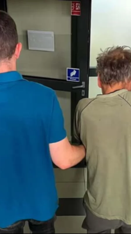Nie zapłacił za koszyk zakupów i alkohol w plecaku