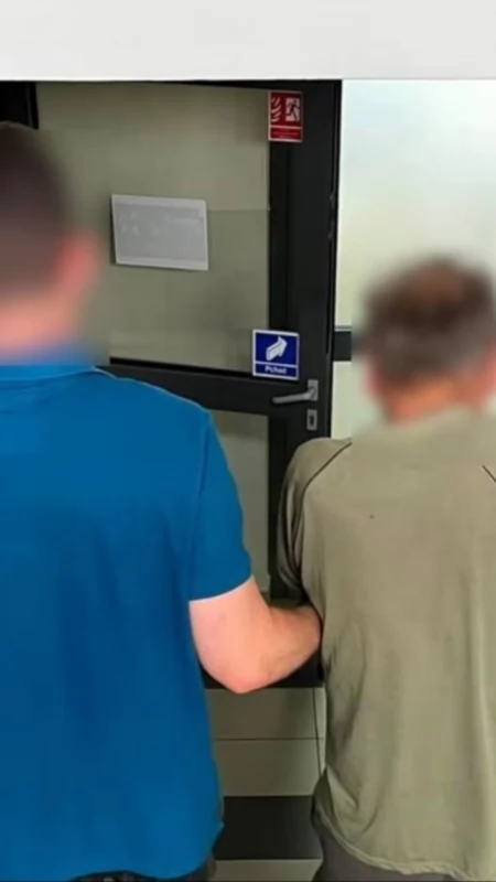 Nie zapłacił za koszyk zakupów i alkohol w plecaku